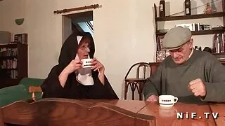 Момичето повдигна кр ...