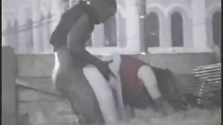 Плешив мъж чука тату ...