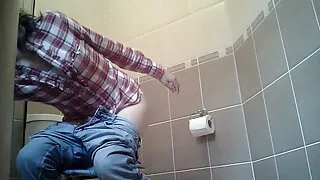 Младо момиче се събл ...