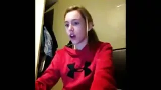 Млада мацка пуска шо ...