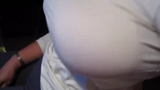 Човек чука две руси  ...