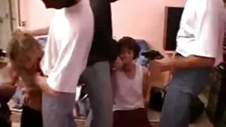 Блондинката снима от ...