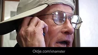 Възрастна майка изчу ...
