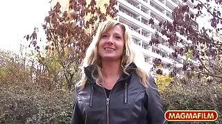 Две млади мацки по к ...