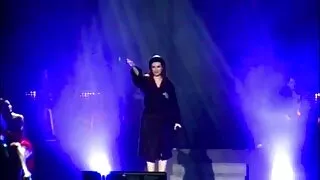 Очарователна уличниц ...