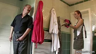 Брюнетката заменя тя ...