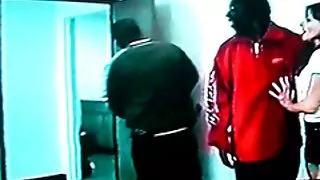 Младо кльощаво момич ...