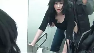 Брюнетката отиде да  ...