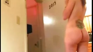 Двама татуирани прия ...