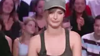 Две млади лесбийки с ...