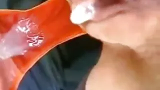Две млади мацки се b ...