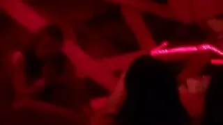 Дребна блондинка оби ...
