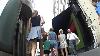 Блондинка с татуиров ...