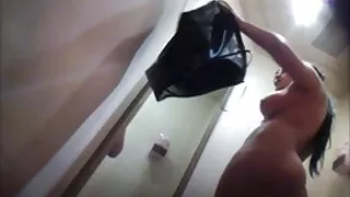 Човекът покани две п ...