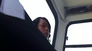 Човек чука няколко б ...