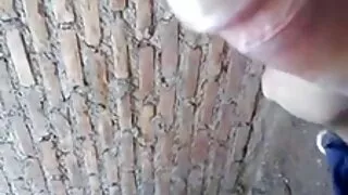 Пазачът в офиса чука ...
