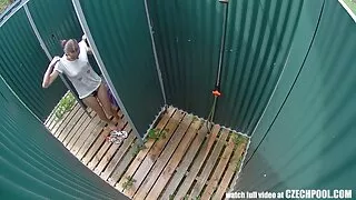 Едрогърдата мацка не ...