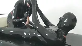 Жената на каубоя се  ...
