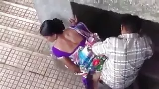 Младо момиче с естес ...