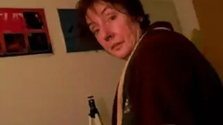 Съпругът гледа преда ...