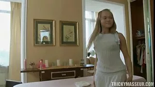 Човек от цирка чука  ...