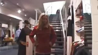 Почерпи колега с вин ...