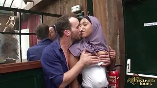 Брюнетка изневерява  ...