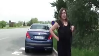 Мъж вдига млада любо ...