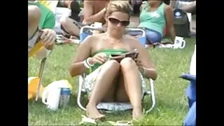 Човек в смокинг чука ...