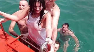 Сочни лесбийки по ко ...