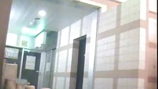 Брюнетка със стегнат ...