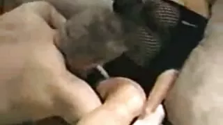 В офиса брюнетката с ...