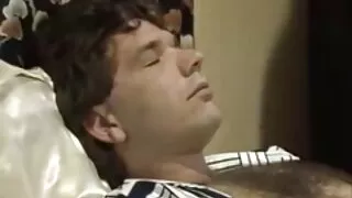 Млада блондинка се ч ...