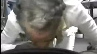 Младо момиче минава  ...
