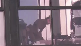 Млада дама се чука w ...