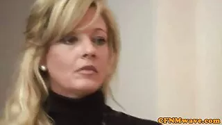 Човек чука кльощава  ...