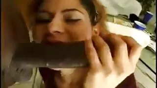 Спасител облизва шап ...